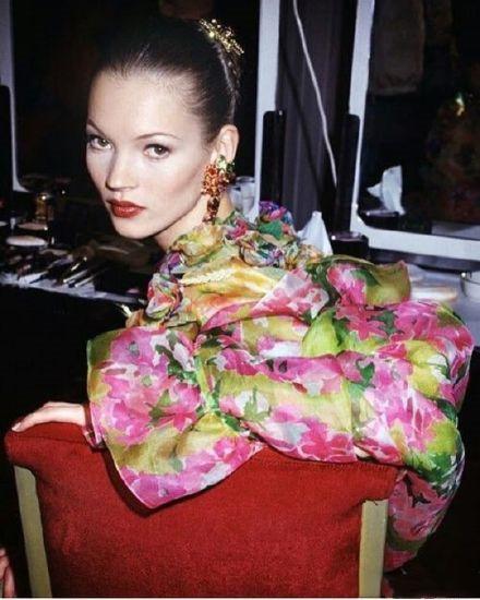 O型腿还满是雀斑，曾是约翰尼德普前女友的她，如何成为传奇超模