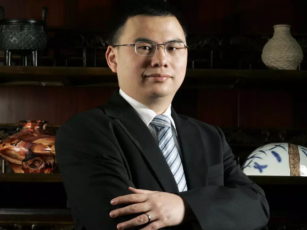 深圳低调的千亿巨富，跟着马化腾创业，赚千亿后却开十万的破车