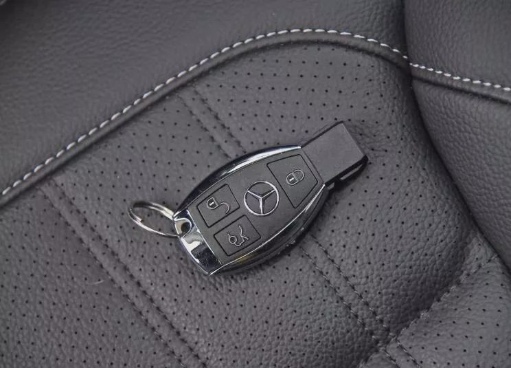 100多万买奔驰傻吗,买100万的车算有钱人吗