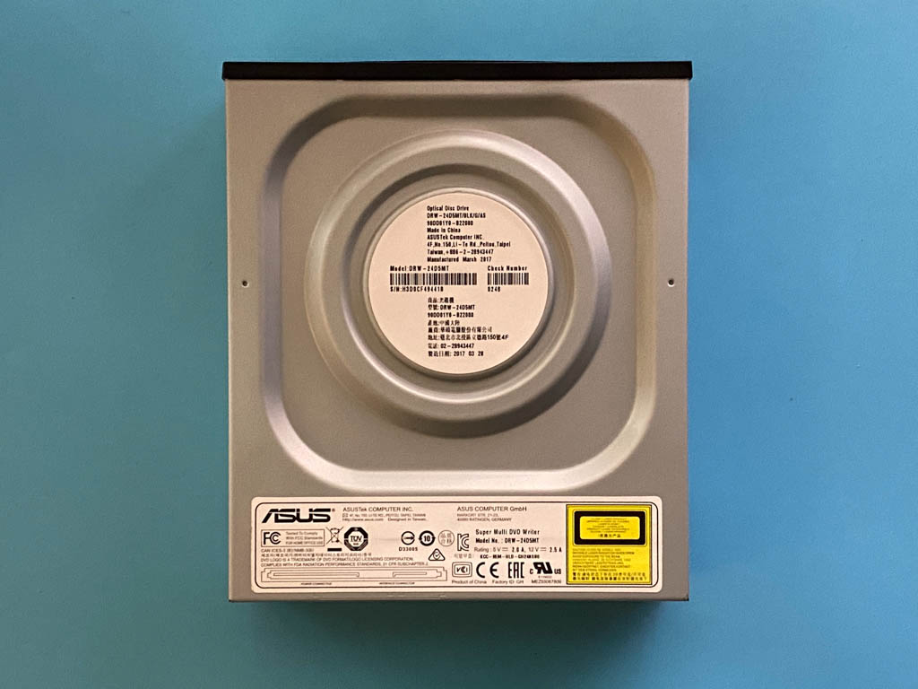 侧透机箱能装光驱,外置光驱在机箱外面放置的光驱