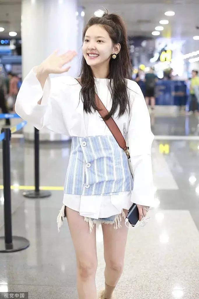 最新机场生图，章若楠素颜真的很真实，ab下身穿搭是学杨幂的吗？