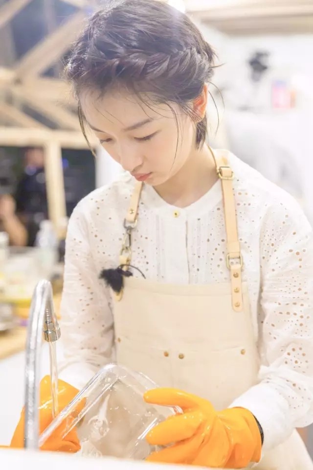 周冬雨小个子怎么穿,周冬雨的穿衣最适合矮个子参考