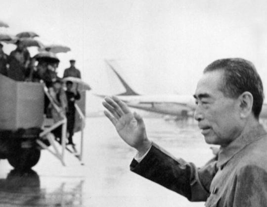 周总理最后2年，体重61斤平均40天一场手术，临终前苦等发妻