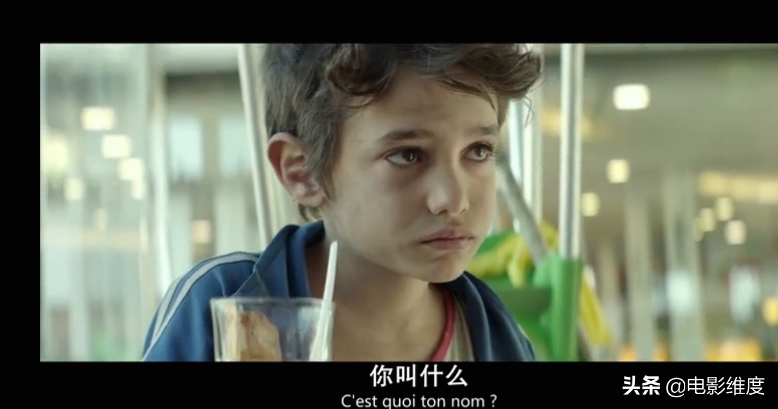 12岁男孩扎因在贫民窟挣扎求生，最后起诉父母生而不养！