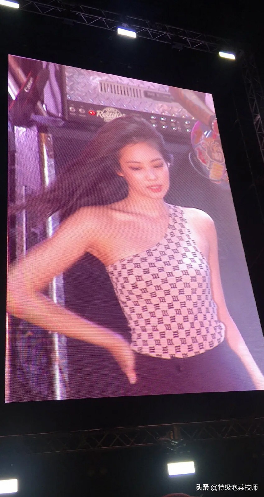 jennie露脐装排练,jennie超短裙造型被吐槽