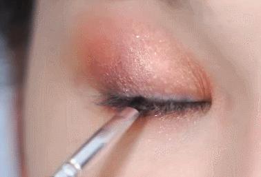 眼妆教程一妆一盘,眼妆一画就显脏