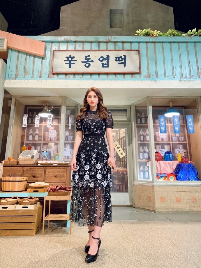 韩女爱豆横扫naver怒榜，只因开豪车，车是借的也不行？