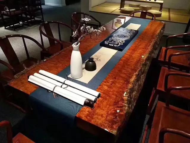 暗访广东天价大板生产基地，原料全是称斤拉木头，富豪还排队来买