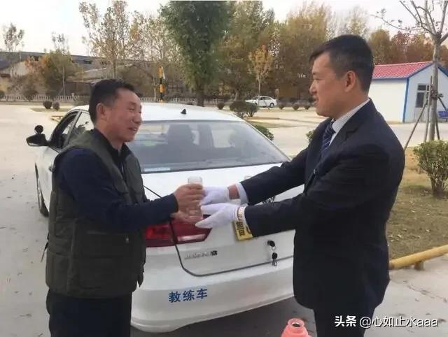 为什么驾校教练工资那么少,驾校教练平均工资