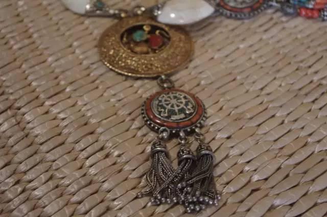 蒙古族为何对银首饰情有独钟,蒙古族为啥喜欢戴银饰