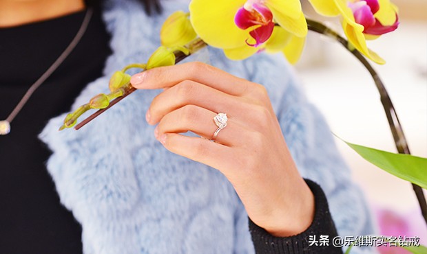 戒指的戴法与意义食指戴戒指,戒指戴在哪个手指上是有什么讲究