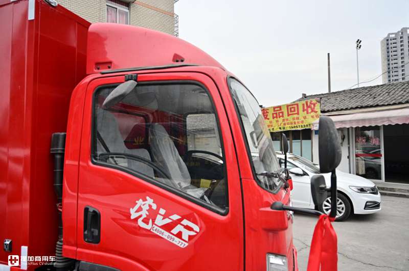 微卡车身轻卡的载重，窄体驾驶室内外都是亮点，这辆解放轻卡火了