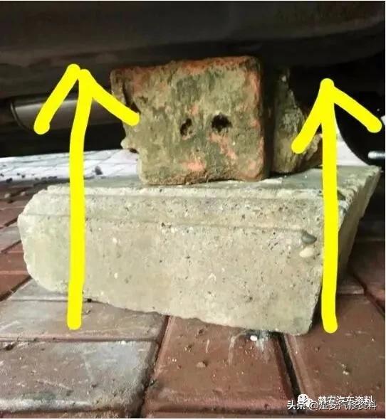 电瓶没电，机械钥匙又转不动打不开车门，看看汽修师傅怎么开门的