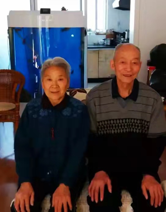 数九寒天，八十岁老夫妇每天凉水洗头擦身，我听后心里发抖