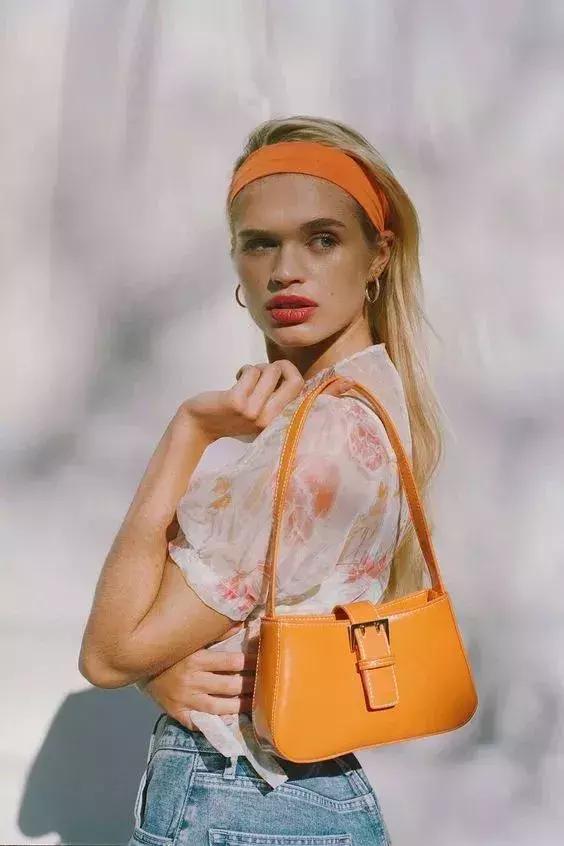 奶奶都嫌丑的包被Jennie背过后，有半个地球的时尚博主疯狂求同款