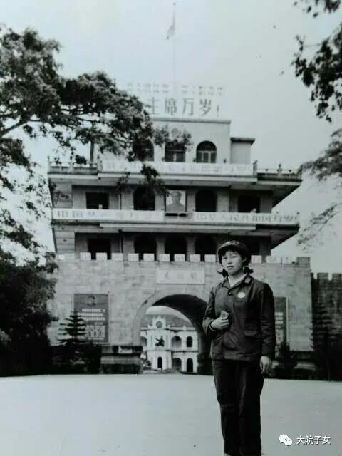 我从小在军营生活长大,我是在部队大院长大的