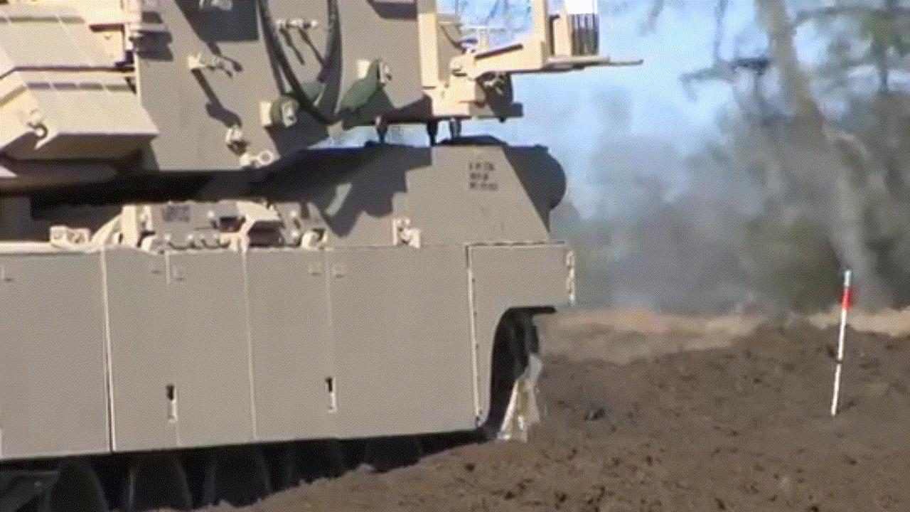 悍匪袭击美军悍马车队的电影,清障扫雷坦克