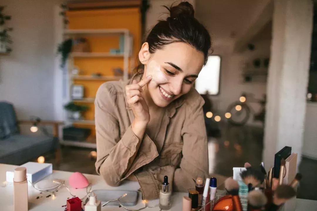 这届中国女人为了变美，开始重新学起生物和化学了，成分*党**是如何影响护肤品新品上市和营销方向的？