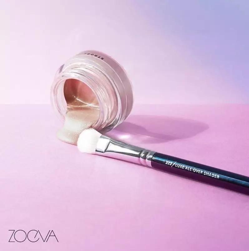 佟丽娅将任春晚主持，却被质疑稳输董卿？但在妆容上她确实赢了..