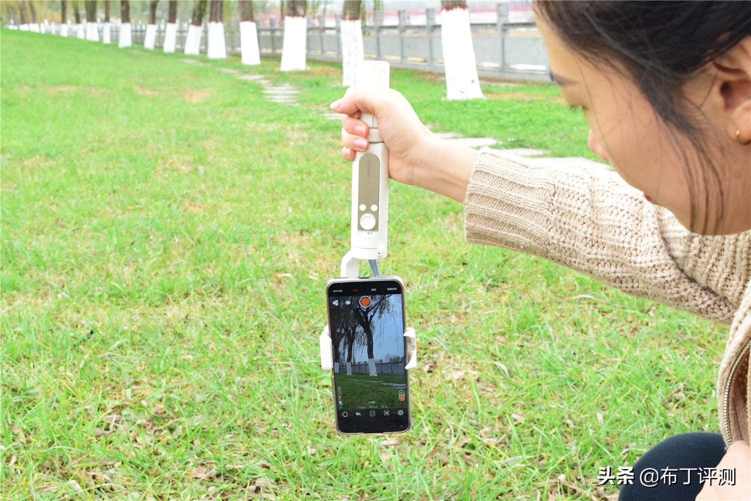 三轴防抖手机稳定器测评,浩瀚稳定器x和x2区别哪个很值得买