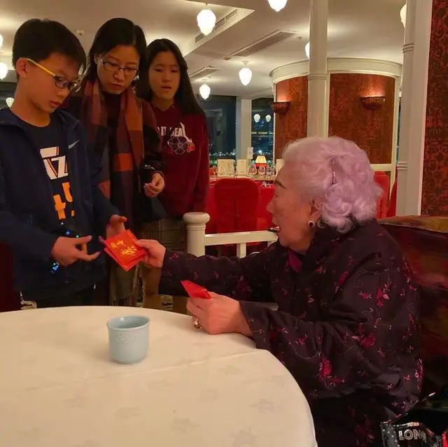 香港最强悍贵妇，一句话骂走王祖贤，93岁叼烟庆生超霸气