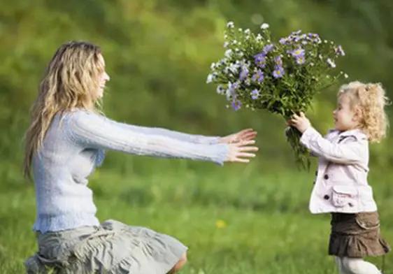 女孩与男子做婚前检查后续,女子相亲前被男友家暴