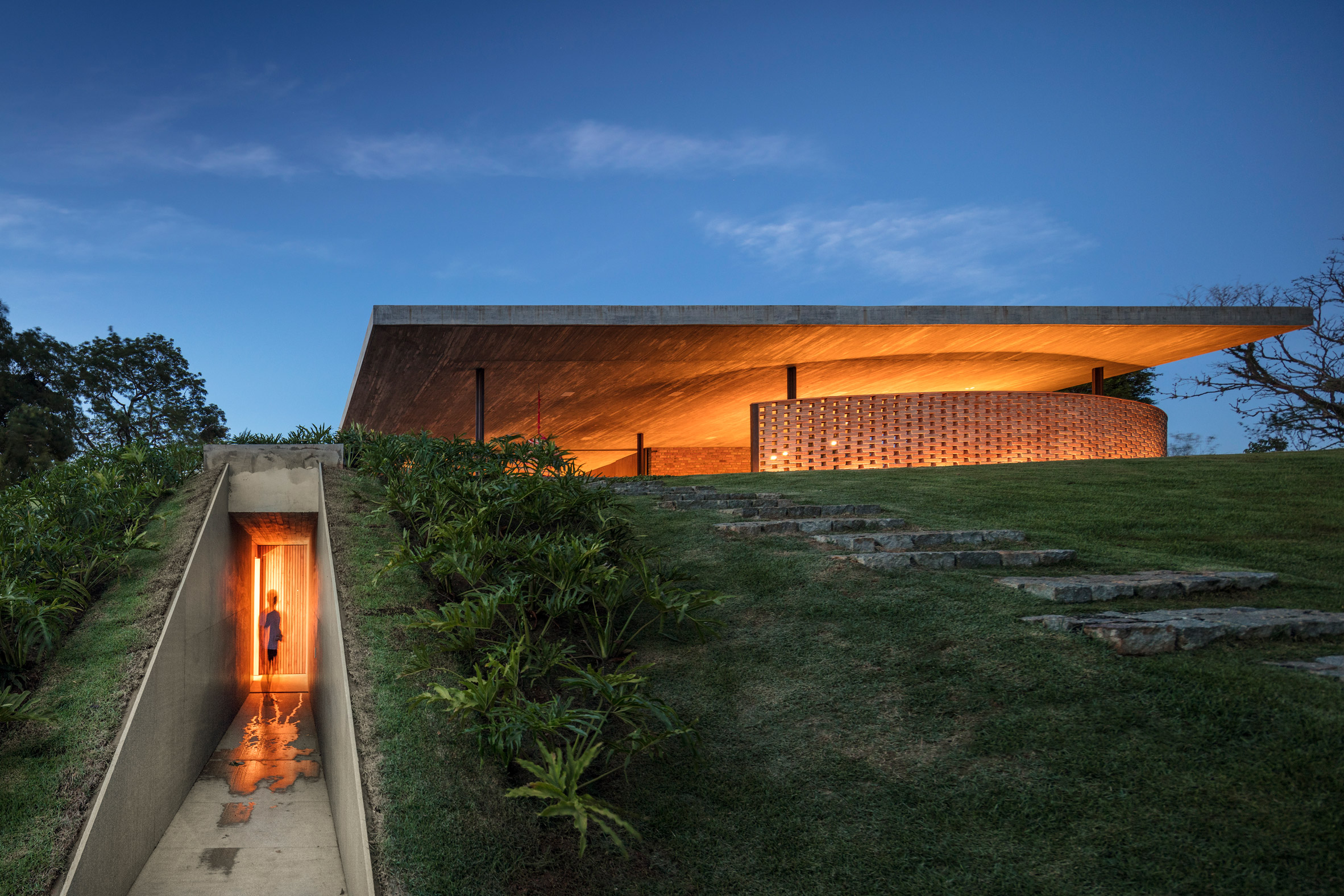 1000m²屋顶满种绿草，消隐在田园水光里的家