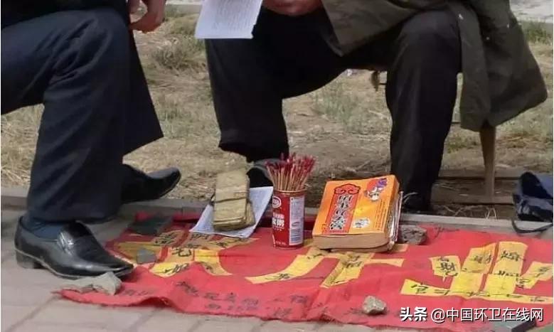 算命10分钟到手60万！一句话搞垮一栋楼的神棍局藏着千亿风水帝国