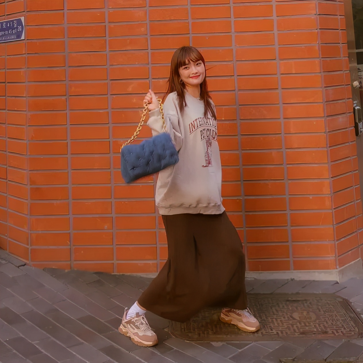 为什么韩国人总能把丑鞋穿成爆款，拍照技巧发色妆容，配饰少不了