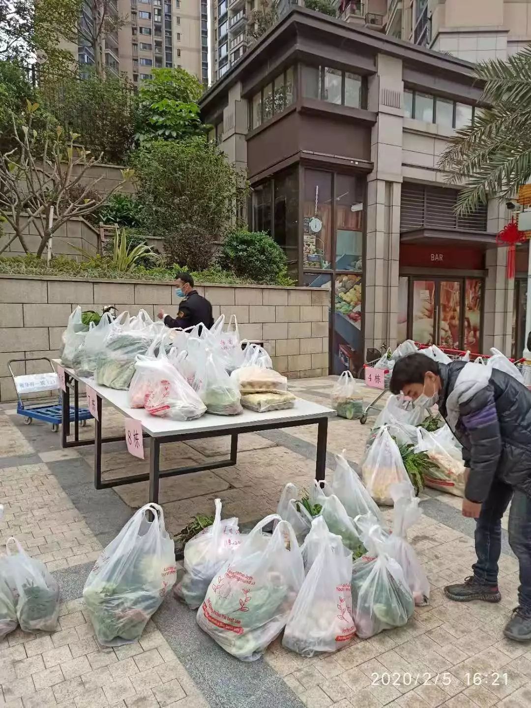 天河｜暖心！招商雍华府开启代购代买送菜“三位一体”服务