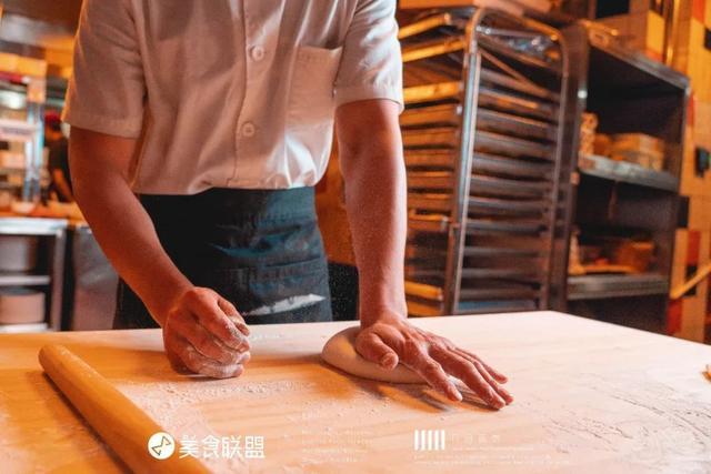 昆明这家开在76年前电影院的餐吧，手工披萨被写进国外旅游攻略