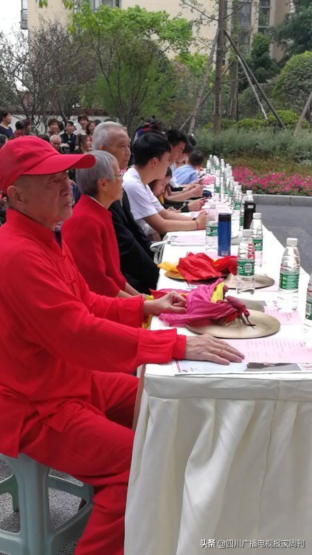 晋吉社区居民1314主题公园赴一场浪漫之约