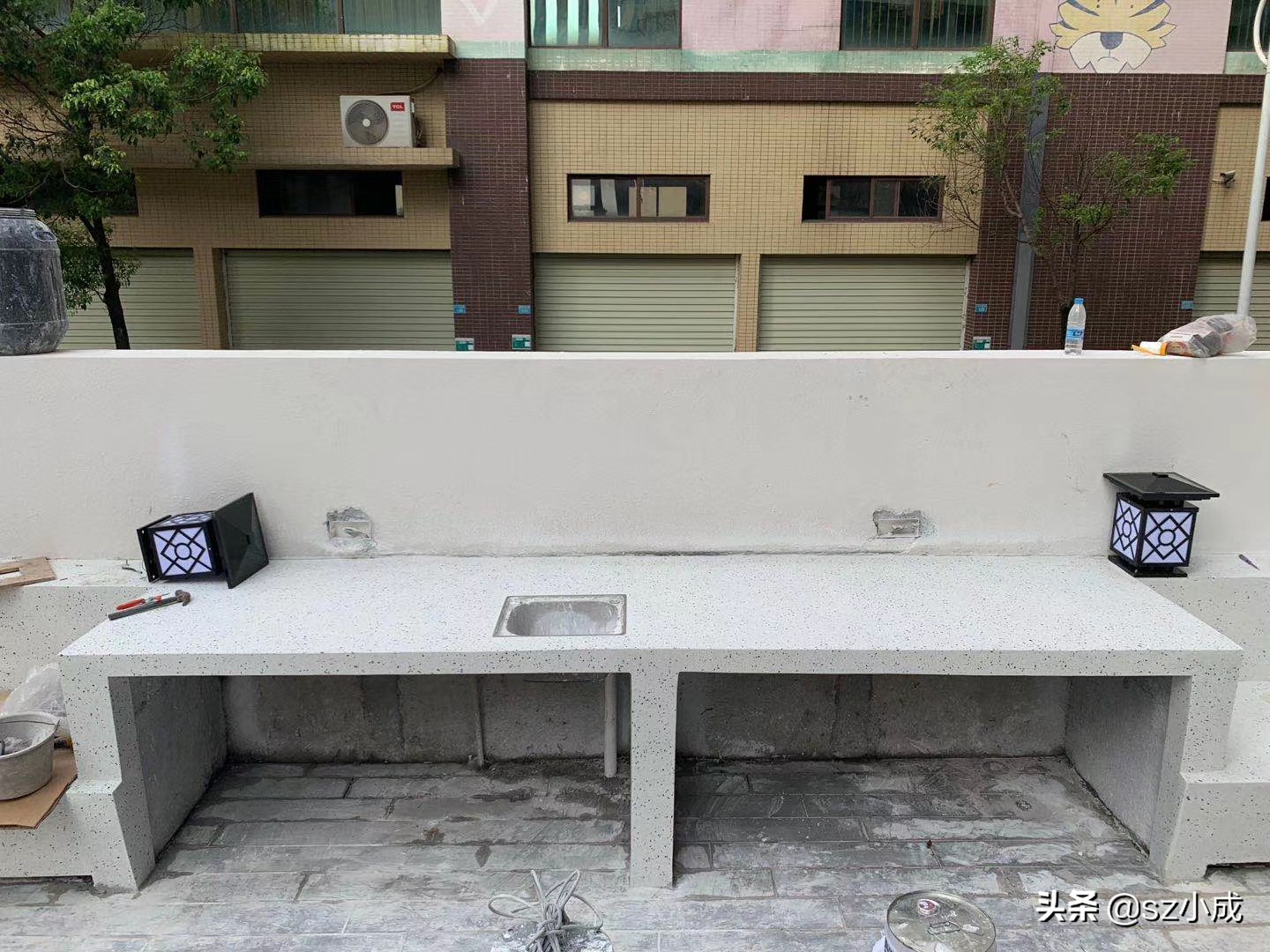 水磨石机打磨混凝土地面,水磨石地坪打磨费用多少