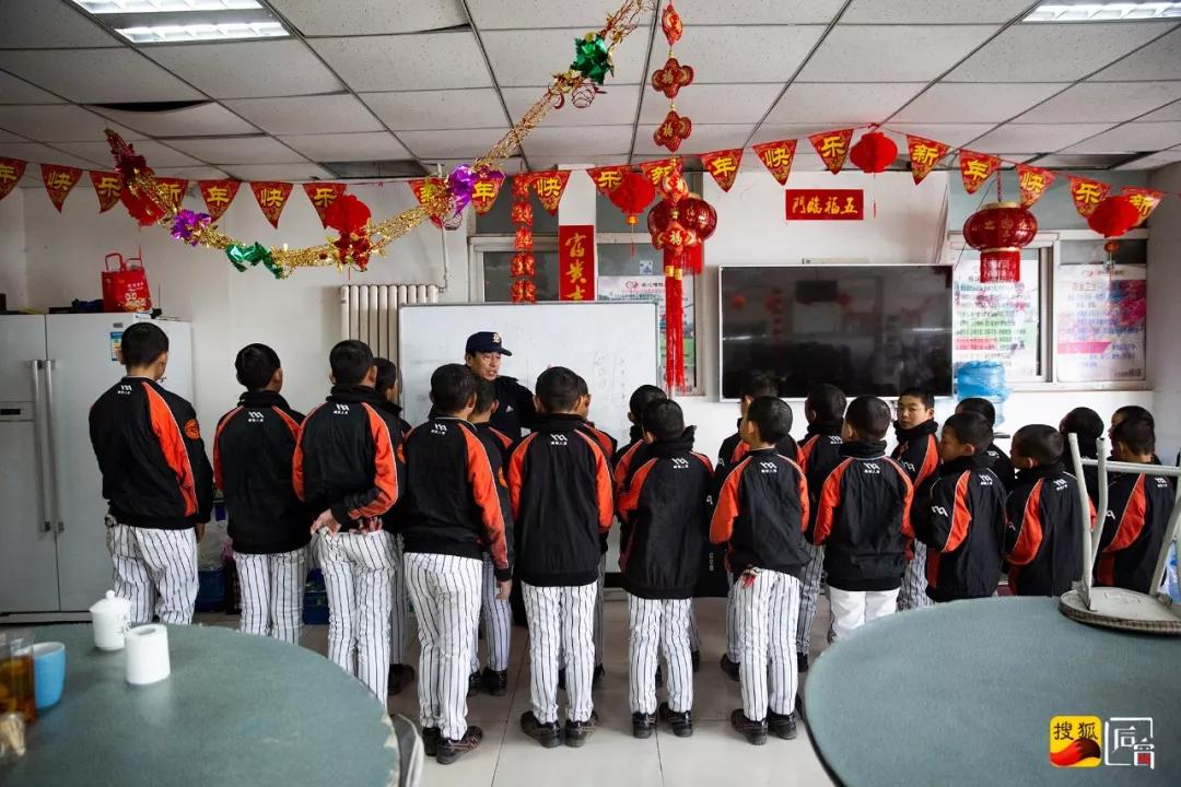 从流浪街头的混混到橄榄球运动员,从无家可归的小混混到顶级橄榄球