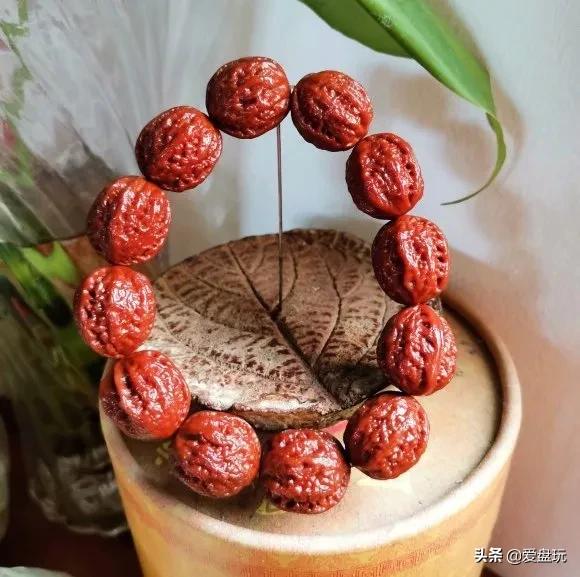 纯手盘玩一年的核桃,文玩手盘和机刷哪个值钱