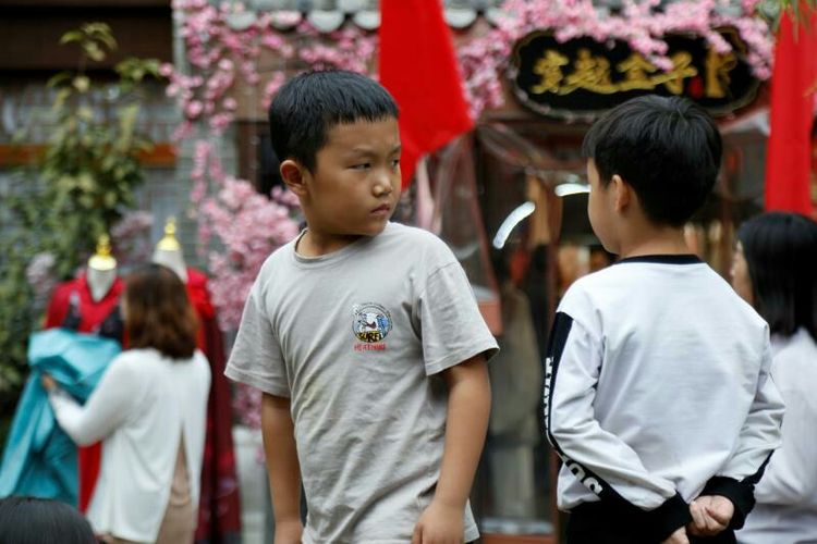 庆国庆出门扫街拍照，专门拍摄娃娃照片，展示洛阳休闲生活