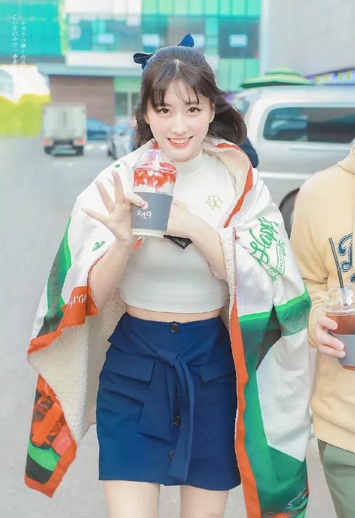 金希澈出道15年首次公开恋情，女友还被评为95后爱豆中最懂穿的人