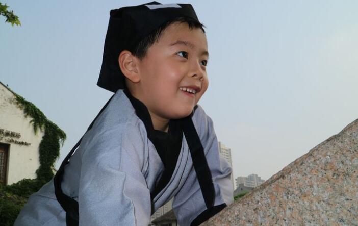 上联：“除夕月无光，点数盏灯，为乾坤增色”，书童的下联绝了