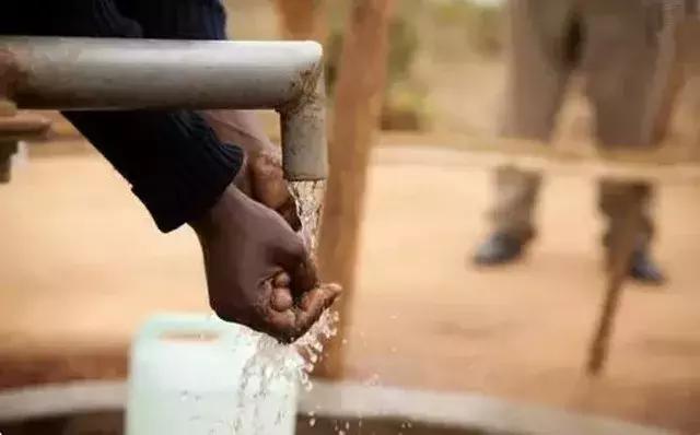 用零花钱给非洲挖了1000多口井，只因孩子的眼泪是那里最干净的水