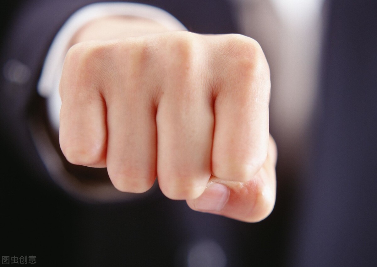 江南布衣童装印不当图案,江南布衣重现诡异设计