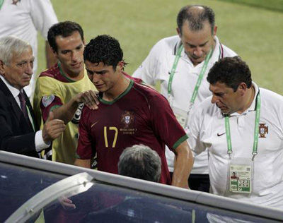 c罗还没走进更衣室就开始哭,c罗感动到哭全场视频