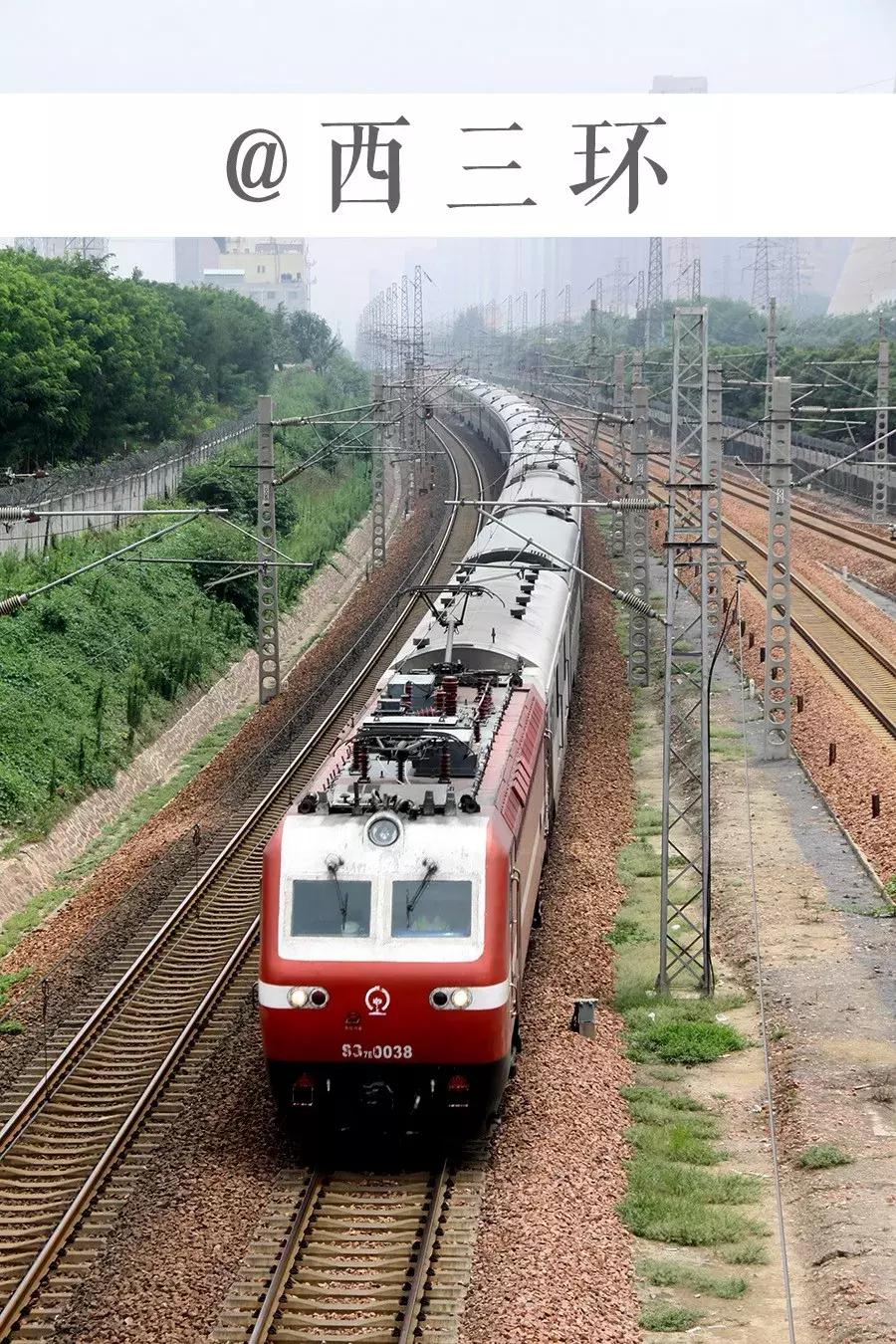 郑州的高架桥上看火车，铁龙慢游咣~咣~铛~铛