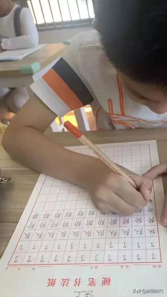 「迷糊老师」弟弟大班了还不会写自己的名字，妈妈说他是弱智