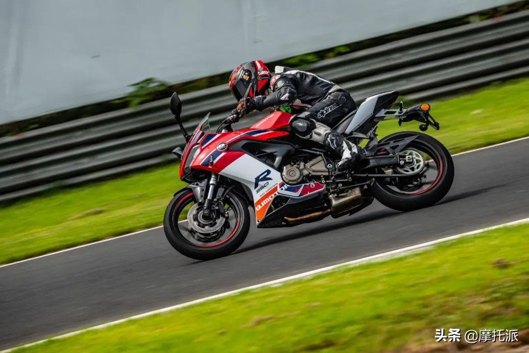 QJMOTOR赛350正式上市，28999元的全新双缸跑车入列