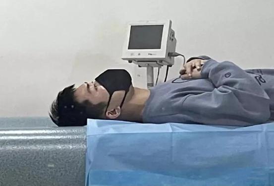 易烊千玺长津湖受伤不能跳舞了吗,易烊千玺长津湖受伤脸部特写