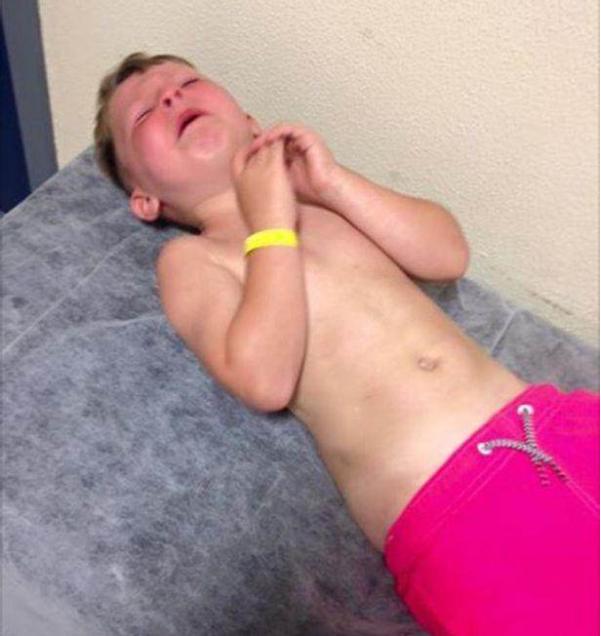 儿童游泳手脚被绑着下水如何自救,7岁男童游泳时被卷入