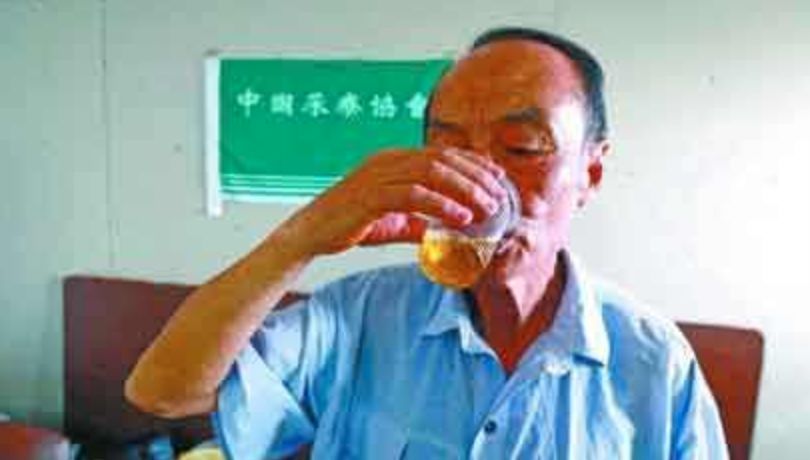 社会丨撞树、火烧、上吊…我国中老年硬核养生法，究竟有多野？