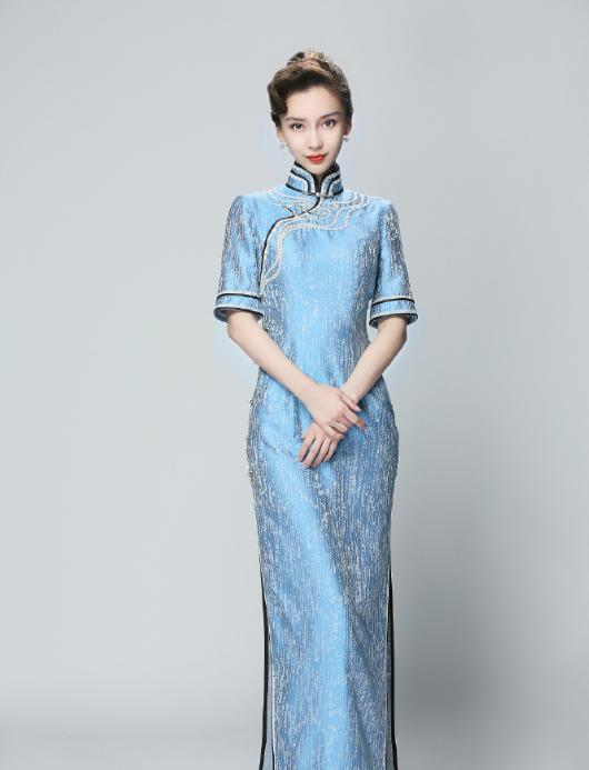 杨颖穿喜庆的红色旗袍染成绿头发,杨颖旗袍造型好美配什么鞋