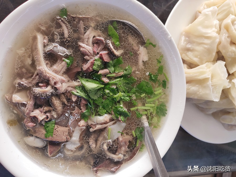 老板抽冷子就嗷一嗓子，别害怕，那是在告诉后厨给你添汤