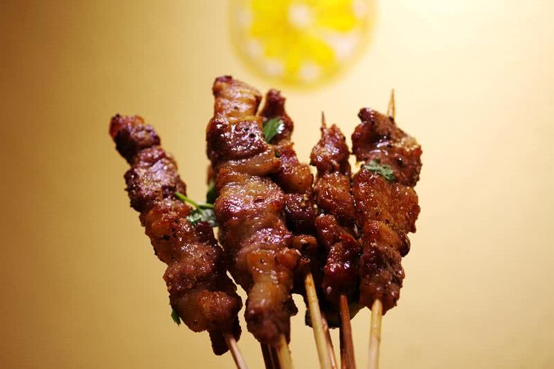 夜幕升起思北路口，285蚝味馆撸个串喝个酒聊个天！